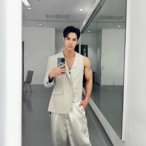 Denkhun Ngamnet Instagram - หนาวนี้กอดฟรี บริการไม่ดีเดี๋ยวกอดคืน