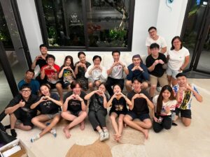 Dennis Chew Instagram - 我在义安理工学院的时光已经来到了第三年。第三年的第一个学期，我们必须组成小组完成一个项目。根据学校给予的主题，我的小组选择了如何让更多年轻人延续听广播的文化作为创作方向。这包括筹备和拍摄一部微电影，筹备和拍摄一个谈话节目，筹备和举办一个电影首映会，以及确保我们的项目具有持续性等多个方面。总之，在这六个月里，我们马不停蹄，忙得如火如荼，虽然晕头转向，但希望最终能有一个美好的结局。

昨天海报拍摄一结束，意味着我们所有的拍摄工作暂时告一段落，正式进入了后期制作阶段。组员们各司其职：负责剪辑的忙着剪辑，学习特效的在研究特效，处理文件的专心处理文件，打杂的继续打杂。没有一个人抱怨辛苦，每天大家都带着微笑，开开心心地完成任务。

写到这里，我也不知道为什么自己已经哭得不行。独自安静写下这些感受时，许多画面涌上心头。所有帮忙的朋友，老师，老板，每一个都尽力支持；能出力的出力，能出钱的出钱，还有一些朋友既出钱又出力。我相信这一定是因为我父母私下做了很多好事，或者是我前世积了很多福，今生才会遇到你们这些朋友。你们的帮助，让我无论说多少次谢谢都显得不足。

距离7月22号的首映会，还有接近两个月的时间来完成一切。宝宝们，这个学期结束后，我们将各自奔向不同的公司实习。实习的日子将与在学校的日子截然不同。你们也许会体会到现实的残酷，也许会在实习中被骂并悟出一些道理，但这都是必须经历的学习过程。

关注我IG账号的朋友，谢谢你们见证了我这两年多来的学习过程。我好想邀请每一位来看我们的微电影，但座位真的有限。我们会将影片上传到社交平台，希望到时候你们可以给我们一些鼓励和指点。如果你们不介意的话，可以关注我们小组专门为这个项目设立的IG账号，记录了拍摄时的花絮、每位组员的介绍，也带领你一步步进入首映会的那一夜。希望你能跟随我们的旅程，将这份听广播的爱延续下去。

我们的账号是 @loveonair._

谢谢你。你。你。和你。那么多的你。

原来爱不仅存在于男女之间，真正的爱是在你完全没有准备时的那一句，“可以呀”“没问题”“好呀”等等。

爱。真的可以战胜一切。

💜🩷💙🧡🩵💛💚