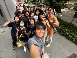 Dennis Chew Instagram - 我在义安理工学院的时光已经来到了第三年。第三年的第一个学期，我们必须组成小组完成一个项目。根据学校给予的主题，我的小组选择了如何让更多年轻人延续听广播的文化作为创作方向。这包括筹备和拍摄一部微电影，筹备和拍摄一个谈话节目，筹备和举办一个电影首映会，以及确保我们的项目具有持续性等多个方面。总之，在这六个月里，我们马不停蹄，忙得如火如荼，虽然晕头转向，但希望最终能有一个美好的结局。

昨天海报拍摄一结束，意味着我们所有的拍摄工作暂时告一段落，正式进入了后期制作阶段。组员们各司其职：负责剪辑的忙着剪辑，学习特效的在研究特效，处理文件的专心处理文件，打杂的继续打杂。没有一个人抱怨辛苦，每天大家都带着微笑，开开心心地完成任务。

写到这里，我也不知道为什么自己已经哭得不行。独自安静写下这些感受时，许多画面涌上心头。所有帮忙的朋友，老师，老板，每一个都尽力支持；能出力的出力，能出钱的出钱，还有一些朋友既出钱又出力。我相信这一定是因为我父母私下做了很多好事，或者是我前世积了很多福，今生才会遇到你们这些朋友。你们的帮助，让我无论说多少次谢谢都显得不足。

距离7月22号的首映会，还有接近两个月的时间来完成一切。宝宝们，这个学期结束后，我们将各自奔向不同的公司实习。实习的日子将与在学校的日子截然不同。你们也许会体会到现实的残酷，也许会在实习中被骂并悟出一些道理，但这都是必须经历的学习过程。

关注我IG账号的朋友，谢谢你们见证了我这两年多来的学习过程。我好想邀请每一位来看我们的微电影，但座位真的有限。我们会将影片上传到社交平台，希望到时候你们可以给我们一些鼓励和指点。如果你们不介意的话，可以关注我们小组专门为这个项目设立的IG账号，记录了拍摄时的花絮、每位组员的介绍，也带领你一步步进入首映会的那一夜。希望你能跟随我们的旅程，将这份听广播的爱延续下去。

我们的账号是 @loveonair._

谢谢你。你。你。和你。那么多的你。

原来爱不仅存在于男女之间，真正的爱是在你完全没有准备时的那一句，“可以呀”“没问题”“好呀”等等。

爱。真的可以战胜一切。

💜🩷💙🧡🩵💛💚