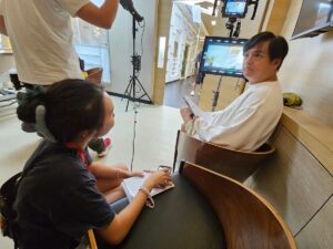 Dennis Chew Instagram - 我在义安理工学院的时光已经来到了第三年。第三年的第一个学期，我们必须组成小组完成一个项目。根据学校给予的主题，我的小组选择了如何让更多年轻人延续听广播的文化作为创作方向。这包括筹备和拍摄一部微电影，筹备和拍摄一个谈话节目，筹备和举办一个电影首映会，以及确保我们的项目具有持续性等多个方面。总之，在这六个月里，我们马不停蹄，忙得如火如荼，虽然晕头转向，但希望最终能有一个美好的结局。

昨天海报拍摄一结束，意味着我们所有的拍摄工作暂时告一段落，正式进入了后期制作阶段。组员们各司其职：负责剪辑的忙着剪辑，学习特效的在研究特效，处理文件的专心处理文件，打杂的继续打杂。没有一个人抱怨辛苦，每天大家都带着微笑，开开心心地完成任务。

写到这里，我也不知道为什么自己已经哭得不行。独自安静写下这些感受时，许多画面涌上心头。所有帮忙的朋友，老师，老板，每一个都尽力支持；能出力的出力，能出钱的出钱，还有一些朋友既出钱又出力。我相信这一定是因为我父母私下做了很多好事，或者是我前世积了很多福，今生才会遇到你们这些朋友。你们的帮助，让我无论说多少次谢谢都显得不足。

距离7月22号的首映会，还有接近两个月的时间来完成一切。宝宝们，这个学期结束后，我们将各自奔向不同的公司实习。实习的日子将与在学校的日子截然不同。你们也许会体会到现实的残酷，也许会在实习中被骂并悟出一些道理，但这都是必须经历的学习过程。

关注我IG账号的朋友，谢谢你们见证了我这两年多来的学习过程。我好想邀请每一位来看我们的微电影，但座位真的有限。我们会将影片上传到社交平台，希望到时候你们可以给我们一些鼓励和指点。如果你们不介意的话，可以关注我们小组专门为这个项目设立的IG账号，记录了拍摄时的花絮、每位组员的介绍，也带领你一步步进入首映会的那一夜。希望你能跟随我们的旅程，将这份听广播的爱延续下去。

我们的账号是 @loveonair._

谢谢你。你。你。和你。那么多的你。

原来爱不仅存在于男女之间，真正的爱是在你完全没有准备时的那一句，“可以呀”“没问题”“好呀”等等。

爱。真的可以战胜一切。

💜🩷💙🧡🩵💛💚