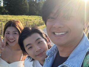Dennis Chew Instagram - 我在义安理工学院的时光已经来到了第三年。第三年的第一个学期，我们必须组成小组完成一个项目。根据学校给予的主题，我的小组选择了如何让更多年轻人延续听广播的文化作为创作方向。这包括筹备和拍摄一部微电影，筹备和拍摄一个谈话节目，筹备和举办一个电影首映会，以及确保我们的项目具有持续性等多个方面。总之，在这六个月里，我们马不停蹄，忙得如火如荼，虽然晕头转向，但希望最终能有一个美好的结局。

昨天海报拍摄一结束，意味着我们所有的拍摄工作暂时告一段落，正式进入了后期制作阶段。组员们各司其职：负责剪辑的忙着剪辑，学习特效的在研究特效，处理文件的专心处理文件，打杂的继续打杂。没有一个人抱怨辛苦，每天大家都带着微笑，开开心心地完成任务。

写到这里，我也不知道为什么自己已经哭得不行。独自安静写下这些感受时，许多画面涌上心头。所有帮忙的朋友，老师，老板，每一个都尽力支持；能出力的出力，能出钱的出钱，还有一些朋友既出钱又出力。我相信这一定是因为我父母私下做了很多好事，或者是我前世积了很多福，今生才会遇到你们这些朋友。你们的帮助，让我无论说多少次谢谢都显得不足。

距离7月22号的首映会，还有接近两个月的时间来完成一切。宝宝们，这个学期结束后，我们将各自奔向不同的公司实习。实习的日子将与在学校的日子截然不同。你们也许会体会到现实的残酷，也许会在实习中被骂并悟出一些道理，但这都是必须经历的学习过程。

关注我IG账号的朋友，谢谢你们见证了我这两年多来的学习过程。我好想邀请每一位来看我们的微电影，但座位真的有限。我们会将影片上传到社交平台，希望到时候你们可以给我们一些鼓励和指点。如果你们不介意的话，可以关注我们小组专门为这个项目设立的IG账号，记录了拍摄时的花絮、每位组员的介绍，也带领你一步步进入首映会的那一夜。希望你能跟随我们的旅程，将这份听广播的爱延续下去。

我们的账号是 @loveonair._

谢谢你。你。你。和你。那么多的你。

原来爱不仅存在于男女之间，真正的爱是在你完全没有准备时的那一句，“可以呀”“没问题”“好呀”等等。

爱。真的可以战胜一切。

💜🩷💙🧡🩵💛💚