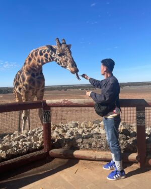 Dennis Chew Instagram - 昨天“蔡煌崇” 到了莫纳托野生动物圆 (Monarto Safari Park) 喂长颈鹿！🦒😍 

今天的行程也很精彩，早上来到了汉多夫(Hahndorf) 体验制作苹果馅饼，之后也前往了茱莉蔻农场 (Jurlique Farm) 参观！

明天会去哪里玩呢？记得锁定早上9点的 FB LIVE! ✌️

📅 5月13日 - 17日（星期一到五）
📟 8AM - 10AM （现场广播）
🔴 9AM - 10AM （Facebook Live)

#LOVE972 #早安玉建蔡煌崇