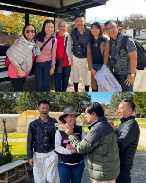 Dennis Chew Instagram - 昨天“蔡煌崇” 到了莫纳托野生动物圆 (Monarto Safari Park) 喂长颈鹿！🦒😍 

今天的行程也很精彩，早上来到了汉多夫(Hahndorf) 体验制作苹果馅饼，之后也前往了茱莉蔻农场 (Jurlique Farm) 参观！

明天会去哪里玩呢？记得锁定早上9点的 FB LIVE! ✌️

📅 5月13日 - 17日（星期一到五）
📟 8AM - 10AM （现场广播）
🔴 9AM - 10AM （Facebook Live)

#LOVE972 #早安玉建蔡煌崇