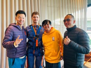 Dennis Chew Instagram - “蔡煌崇” 南澳大利亞之旅圆满结束！🥳❤️
和你们分享上星期到阿德莱德椭圆形体育场（Adelaide Oval）和 Adelaide Walking Tours 所拍的美照！📸 国煌和荣祖还挑战了高空屋顶攀爬，从高处欣赏城市美景！😱

最后也不忘感谢所有收听海外现场广播的你以及所有幕后工作人员的照顾！想来一场清凉的旅行，一定要报名参加曾兄弟来临的澳大利亚冬季或春季团！✈️

#LOVE972 #mediacorpLOVE972 #早安玉建蔡煌崇