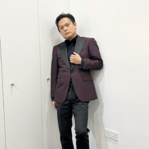 Dennis Chew Instagram - 那一夜如果有人愿意多看我一眼是因为有你们。
That night, if someone was willing to look at me a little longer, it was because of you all.

Styling @calebleon 
Wearing @gentlemens.pursuit @jiajunlaii 
Hair @ryan_yap from Passion
Make up Suzan from MediaCorp 
Accessories @iwcwatches_sea 

@love972fm 
@the_celebrityagency 
#红星大奖2024 
#starawards2024