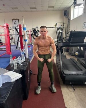 Dennis McCann Instagram - As big as an ox Ready to box 😁🐂

July27 02 London 📍