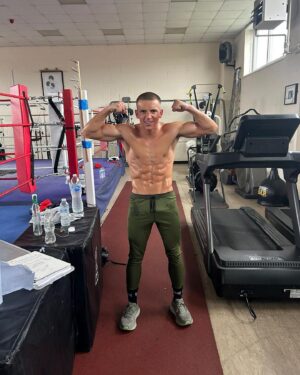 Dennis McCann Instagram - As big as an ox Ready to box 😁🐂

July27 02 London 📍