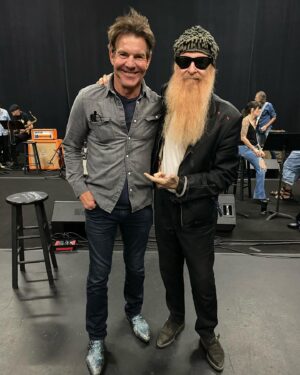 Dennis Quaid Instagram - What an honor to join rock legend @billyfgibbons for the America Salutes You benefit concert Sunday night. @TheUSO @CreatiVets @MusiCares @ThanksUSA
