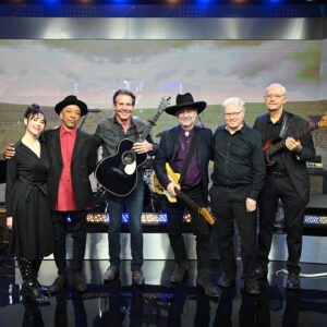 Dennis Quaid Instagram - A GREAT morning at Good Morning America. Thanks for having us. And lovely to catch up with @juliannemoore again. 

Photo credit: ABC/Paula Lobo
@gaithermusic