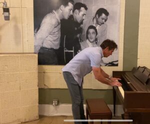 Dennis Quaid Instagram - Wheels up! 

Full circle moment in Memphis at @thelegendarysunstudio. 

Thanks for the incredible hospitality @hernandoshideawaymemphis.