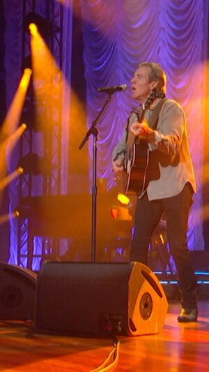 Dennis Quaid Instagram - I had a blast performing my new record “Fallen” during #ACMHonors last night on @foxtv. The event honored incredible artists and leaders, including Troy Volhoffer with the @acmliftinglives Award. Congrats Troy. So great to share the stage with so many incredible artists. You can stream the show on @hulu tonight.
