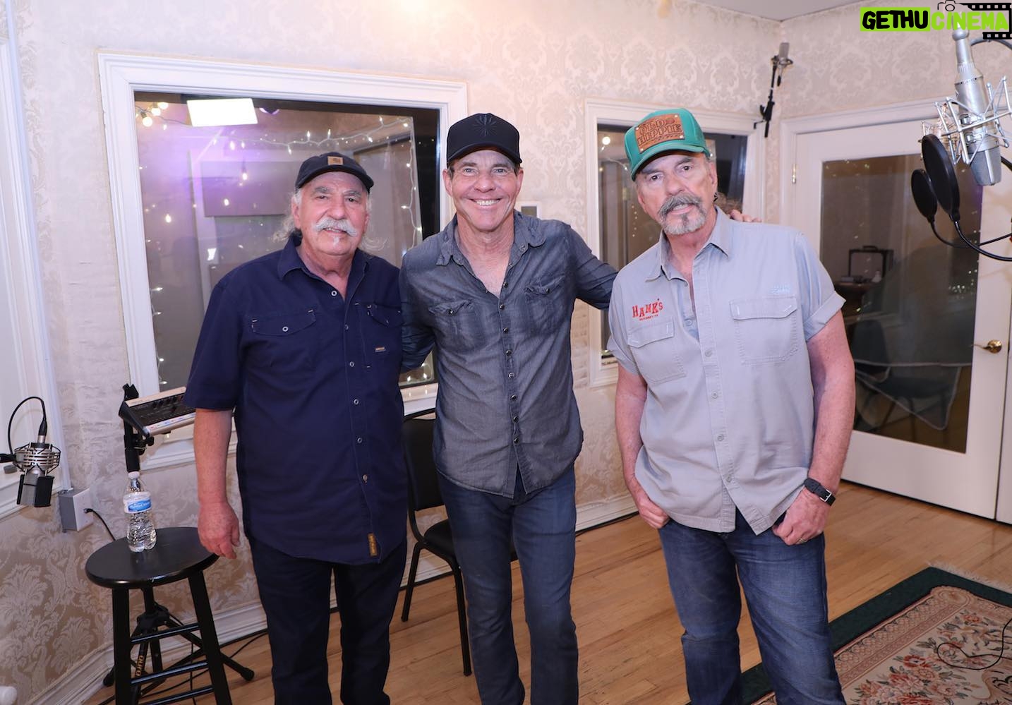 Dennis Quaid - 3.3K Likes - It couldn't have been more fun recording 'I Can Help' with David and Howard Bellamy. I felt like I was a kid skipping school and jamming with a band. It's the kind of moment dreams are made of. @bellamy_brothers
šø: @dkupish