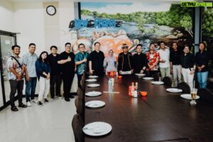Denny Darko Instagram - Berkesempatan menjadi pengisi acara di Workshop 1000 Digital Content Creator di Balikpapan. Semoga ke depannya akan lahir content creator-content creator yang bisa membagikan ga hanya hiburan, tapi juga edukasi dan nilai moral ke kita semua. Terima kasih @fsrd_itb dan @intanrm atas kesempatan yg diberikan 🙏🏻