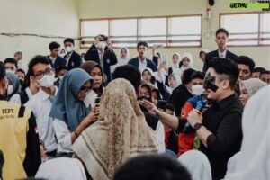Denny Darko Instagram - Berkesempatan menjadi pengisi acara di Workshop 1000 Digital Content Creator di Balikpapan. Semoga ke depannya akan lahir content creator-content creator yang bisa membagikan ga hanya hiburan, tapi juga edukasi dan nilai moral ke kita semua. Terima kasih @fsrd_itb dan @intanrm atas kesempatan yg diberikan 🙏🏻