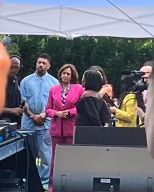 Deon Cole Instagram - Putting in work for our country. At vice president’s Kamala Harris house hosting her 50 years of hip hop celebration was nothing short of amazing. Thank you @vp @kamalaharris and to her entire staff for having me.