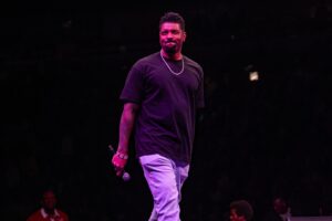 Deon Cole Instagram - CHICAGO, THE UNITED CENTER. @davechappelle I finally played the united center. Wow. The love was real. Photographer @candytman the best in the business