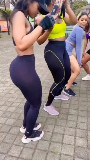 Deon Cole Instagram - What a great idea, reggae gym church! Praise God. The way These saints are praising him is amazing. Now the lord wants me to workout with them so please saints, let him use you to help me find out what reggae gym church this is,thank you and amen. #whatchurchtheygoto