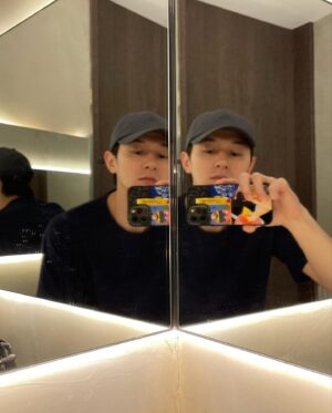 Derek Chang Instagram - -

永康街的日
鏡像的你是你 我是我 他是他
但自己是自己己己己 呸呸呸呸呸