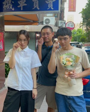 Derek Chang Instagram - -

信宏是一位熱心助人又溫暖的好同事 
但見證工作人員的貼心後 覺得信宏還可以更好

吸一口氣，重新擁抱自己
7月8日起 週一到五晚上9:30
@viutv #ViuTV #島嶼協奏曲