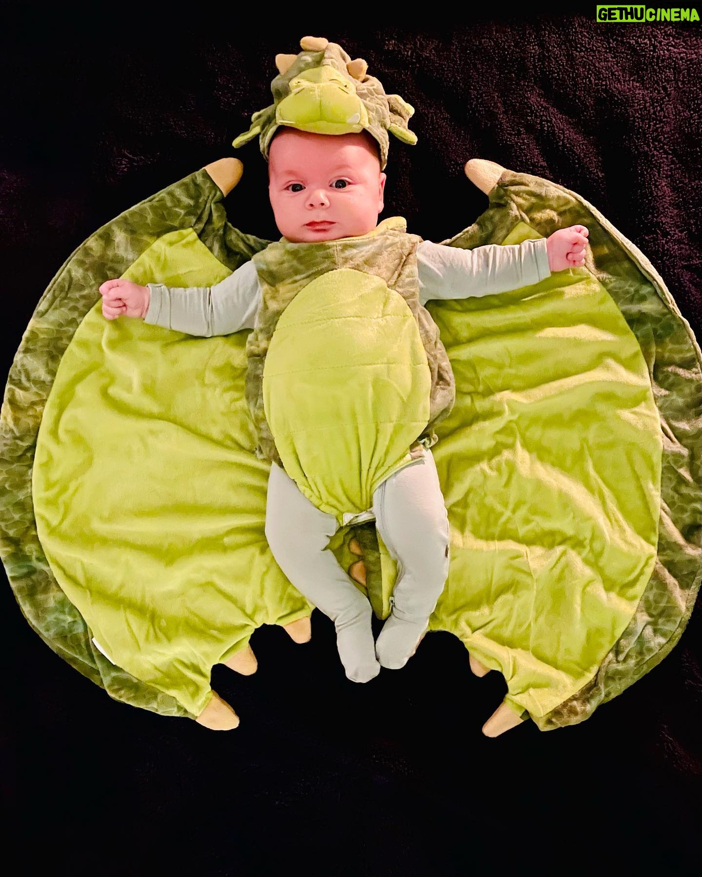 Derek Klena - 17.1K Likes - “Dracarys!!!” 🔥🐉🔥#houseofdragon #smallbutmighty #babiesfirsthalloween