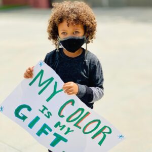 Derek Luke Instagram - Shout out 2 “King Common”!
I’m out here today in honor of my son’s request; (daddy I want to protest) what a great day to see families and children use there voices.(Isaiah 11:6 The Young Shall Lead Them). #BlackLivesMatter #Equality #Unity #Myson #HonoredToWalk #Family @common