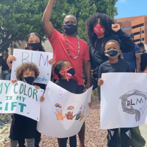 Derek Luke Instagram - Shout out 2 “King Common”!
I’m out here today in honor of my son’s request; (daddy I want to protest) what a great day to see families and children use there voices.(Isaiah 11:6 The Young Shall Lead Them). #BlackLivesMatter #Equality #Unity #Myson #HonoredToWalk #Family @common