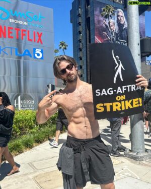 Derek Yates Instagram - We come to this place to be “DISRUPTIVE!” 🪧 

Day 1 of the SAG-AFTRA Strike as well as the Double Strike with the WGA who are now on Day 74 🫱🏼‍🫲🏿

Share the wealth with those collaborating with you to make those billions! Fair wages and a decent living isn’t too much to ask for!! The tides have shifted with how content is consumed, which equals the tides shifting with how all involved are paid as well!!!

#sagaftrastrike #sagaftrastrong #hollywood