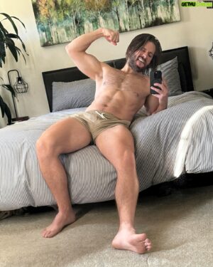 Derek Yates Instagram - Happy 2024 kids! 🎊 

Just got done showering after an amazing hot yoga class to kick off the year. And I’ll be getting back to my regular workout program tomorrow. 🧘🏼‍♂️ 🏋🏼‍♂️ 

Speaking of, if you’re looking for an in-person in LA, virtual anywhere, or online personal trainer in this new year, hit ya boi up! Leave a comment with your interest, or DM me with “2024 personal training” 💪🏻

Here’s to great, new beginnings! 🥂
