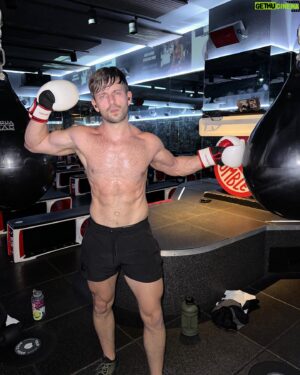 Derek Yates Instagram - Decided to make my first workout of 2023 a fun and sweaty one 🥊 

#happynewyear