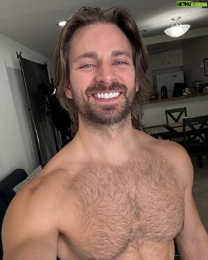 Derek Yates Instagram - Ya boi just booked his first Recurring Guest Star role!! 😁😮😗😬

Currently unable to say more, but of course I’ll tell what I can when I can 😉

And happy early birthday to me!! 🥳 It’s not a bad way to end this crazy year either. 

Shoutout to @theactinggroup & @austin_goldman for helping me work towards this moment, and to @janavandykeagency for being my first cheerleader that set me on this path 🥹

(Oh, and don’t mind the post-shower hair 😛)

#booked#gueststar#woopwoop
