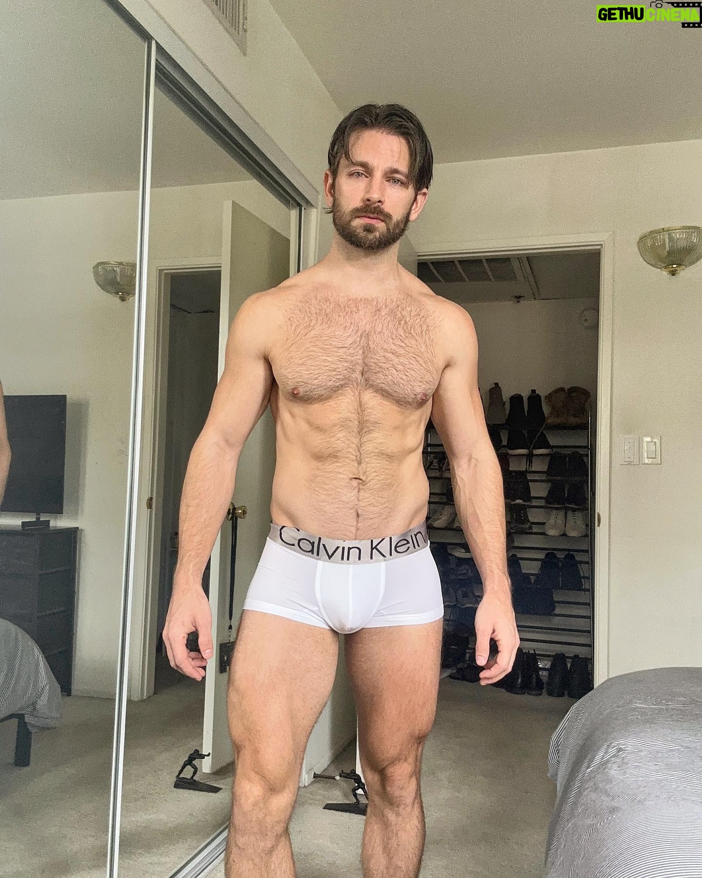 Derek Yates - 6.1K Likes - Practicing poses for @nobetterevents happening in two weeks here in LA. Hope I’m doing it right 💁🏼♂️😜