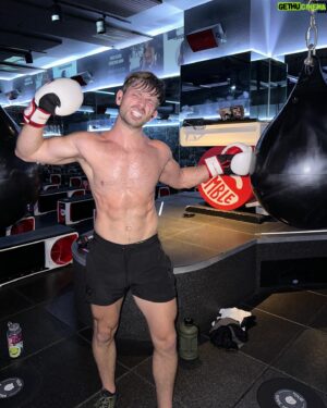 Derek Yates Instagram - Decided to make my first workout of 2023 a fun and sweaty one 🥊 

#happynewyear