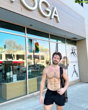 Derek Yates Instagram - Did my first Hot Yoga Flow class this morning at @sweatyoga. Not gonna lie, feeling ready to conquer the day now. 🧘🏼‍♂️ #namaste