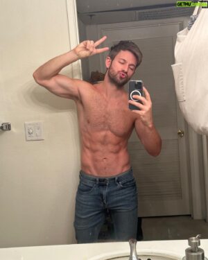 Derek Yates Instagram - Peace out shreds ✌🏻 Today is for the nom nom’s 😛

Hope you all have a great American Thanksgiving or a good whatever day that it will be for you 🦃 

What’s your favorite dish btw? Mine is my air fried turkey 🤤