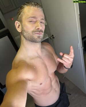 Derek Yates Instagram - Some BTS from my episode of @therookiefeds that aired last night on @abcnetwork. 

My “modeling” photos didn’t make the cut, so I threw in some fun looks I got to shoot as well.