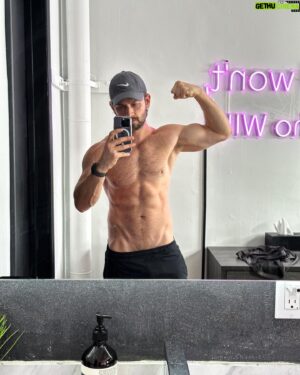 Derek Yates Instagram - Felt delete, might cute later.

•

#personaltrainer#personaltrainerlosangeles#flexin