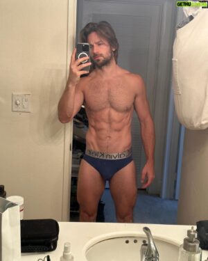 Derek Yates Instagram - Morning flexed shreds just hit diff. 

#nofilter#mycalvins#personaltrainer