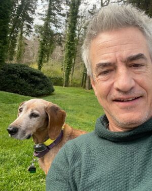 Dermot Mulroney Instagram - blessed to see Spring spring on the Cape. Here’s old Annie🐾, Moira @moirah, Mom, Dad and Buck, daffodils and forsythia 💐🌼