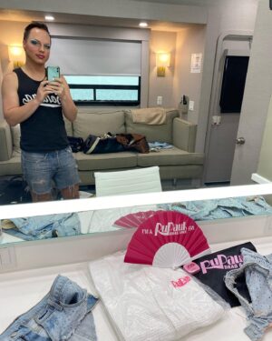 Derrick Barry Instagram - Thank you @RuPaulsDragRace & @WorldOfWonder for having me as your host for the @MTV Spring Break Talent Show. Here’s some behind the scenes of the Premiere Episode of Season 16!

The 1st episode of #DragRace Season 16 is now streaming FREE on @wowpresentsplus!

Costume: Designed by Me #PrenticeOriginal