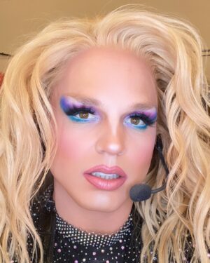 Derrick Barry Instagram - What color combo do you want to see next?

Playing with eyeshadow colors last night. 💘

No black eyeliner & a natural brow.