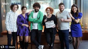 Derya Alabora Instagram - #repost @blutv
・・・
"Acans'tan fotoğraf için caption istedik, dönmediler henüz.”😵 Reklam dünyasını keşfedeceğiniz #Acans sette. Çok yakında BluTV’de.