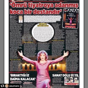 Derya Alabora Instagram - #repost @asumaro
・・・
Yıldız Kenter’i yazdım bugün. Dar zamanda, sınırlı yerde olabildiği kadar. Başlık öğrencisi Tilbe Saran’ın sözlerinden. Fotoğraf 2006 yılındaki Milliyet Sanat dergisinin kapak çekiminden. @jelihan tasarlamıştı bu nefis kapağı, fotoğrafı kim çekmişti hatırlamıyorum, bulur bulmaz ekleyeceğim. Tek hatırladığım, tiyatro deyince aklımıza gelen ilk ismin Yıldız Kenter olduğu, ona ilk götürdüğümüz fikrin salona arkası dönük bir kare çekmek olduğu, onun da “Seyircime arkamı dönemem” diyerek bu kapak fotoğrafını çektirdiği. Dün hayatının satır başlarını yazmaya çalışırken bir kez daha anladım yerine asla yenisi gelmeyecek birini kaybettiğimizi. Yazının linki profilimde. #yıldızkenter