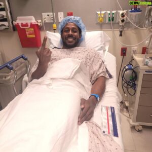 Desmond Howard Instagram - Happy Monday! Context is always important. The nurse asked which finger are we operating on? And I responded, "This one😁". She gotta good laugh🤣.