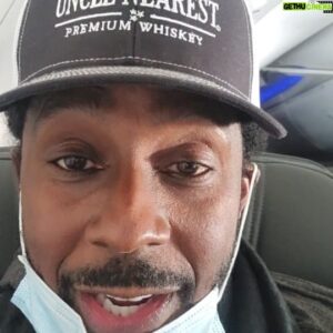 Desmond Howard Instagram - An "Entitled" passenger tried to get me removed from @americanair flight because I was "sick". To justify is request he told the supervisor "I am sure my status is higher than his so you should remove him."😳
After I took this video he asked the flight attendant if he could switch seats with another passenger😆. The new guy was much nicer. 
#ilovewindowseats