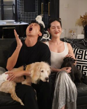 Desmond Tan Instagram - 老友来做客 @chiaochiaotzeng ! 转眼间，我们已成为老朋友！真是意料之外，只曾一同合作过一次，却能成为心心相印的好朋友，实在难得！上次相聚是在伦敦旅行时，机缘巧合，一同用餐、参观美术馆。这次又在新加坡参加同一个活动，真是缘分啊！ 

我珍惜这份友谊！因为乔乔抵御了新加坡美食的诱惑，毫不犹豫地来我家享用月子餐！这样的朋友实在难得～ 哈哈！很开心能再次畅所欲言地交流，分享生活心得。也再次不顾形象拍了搞怪的照片。有自信的人就是不怕丑！哈哈！Till the next time! 🌟