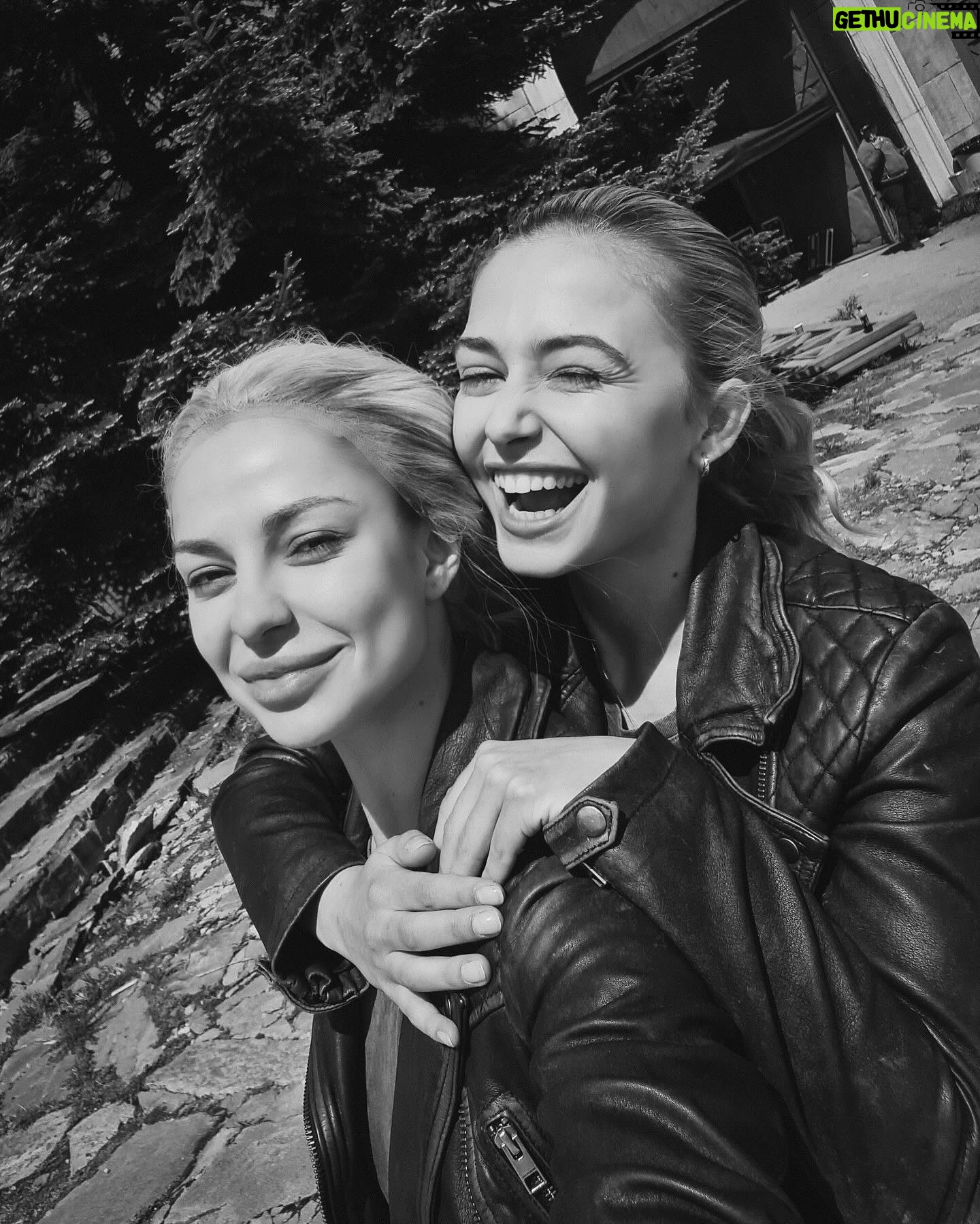 Dessy Slavova - 3 Likes - 🎥 “Refuge”
@sophiesimnett ☀️💛