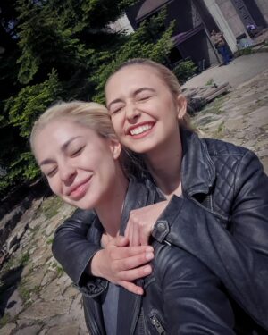 Dessy Slavova Instagram - 🎥 “Refuge” 
@sophiesimnett ☀️💛