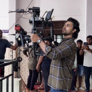 Dev Mohan Instagram - 1.അതി വിദഗ്ധമായി Gimbal operate ചെയ്യുന്ന ഞാൻ.
2. എൻ്റെ operation കണ്ട് പഠിക്കുകയും അത് റെക്കോർഡ് ചെയ്ത് സൂക്ഷിക്കുകയും ചെയ്യുന്ന DOP @kunjumonsalu 

#parakramam #movie #location #cinematography