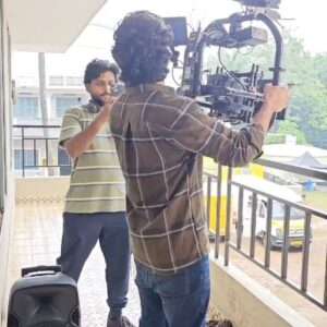 Dev Mohan Instagram - 1.അതി വിദഗ്ധമായി Gimbal operate ചെയ്യുന്ന ഞാൻ.
2. എൻ്റെ operation കണ്ട് പഠിക്കുകയും അത് റെക്കോർഡ് ചെയ്ത് സൂക്ഷിക്കുകയും ചെയ്യുന്ന DOP @kunjumonsalu 

#parakramam #movie #location #cinematography