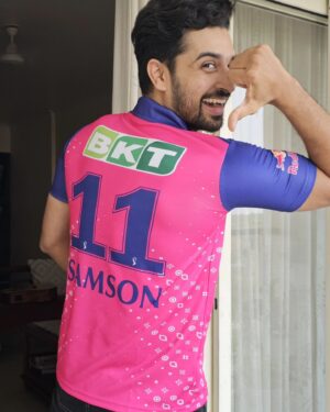 Dev Mohan Instagram - Feeling that RR energy! ❤️

#rajasthanroyals❤️ @imsanjusamson #matchday #rrvsdc